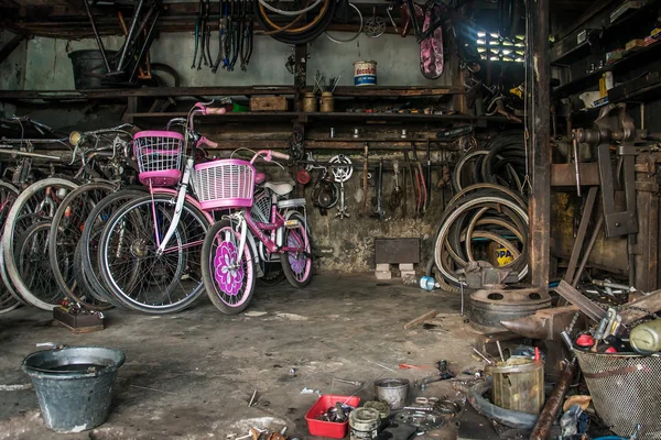 Usługi naprawy rowerów brutalny — Zdjęcie stockowe