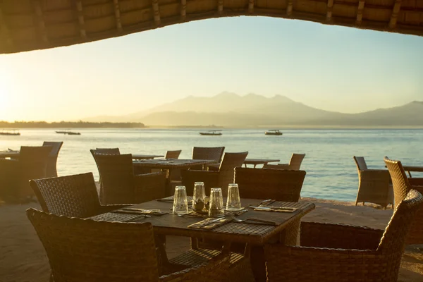 Restaurang och båtar på kusten av Gili Travangan — Stockfoto