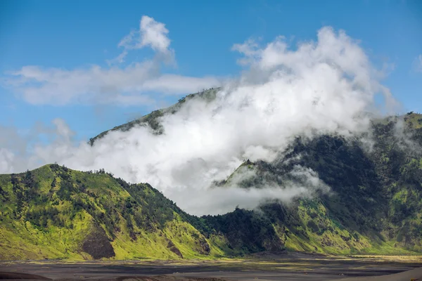 Nuvens no cume do vulcão Monte Bromo — Fotografia de Stock