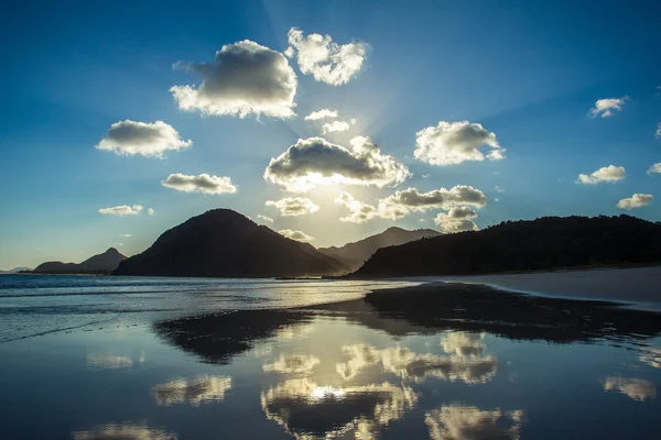 Hermosa puesta de sol playa océano —  Fotos de Stock