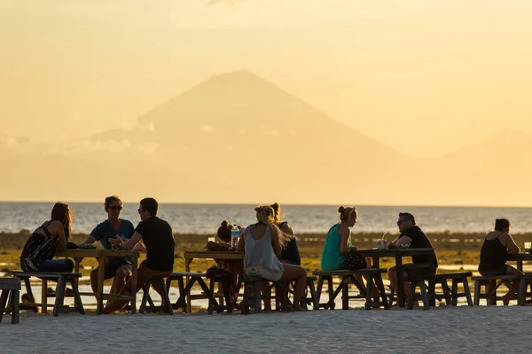 Touristes au restaurant sur Gili Travangan — Photo