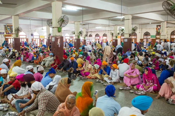 Indische mensen gratis eten — Stockfoto