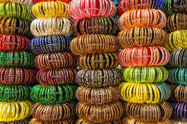 Bracelets poignets indiens colorés — Photo