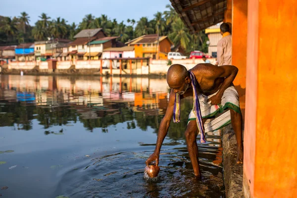 Brâmane templo não identificado tomando água — Fotografia de Stock