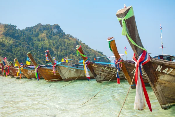 Longtail boats at tropical beach — Stock Photo, Image