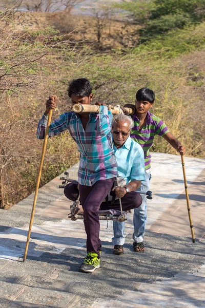 Trabajadores llevan peregrinos a los templos de Jain — Foto de Stock