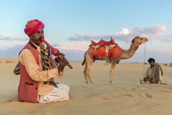 Mann spielt traditionelle Musik nach Kamelritt — Stockfoto