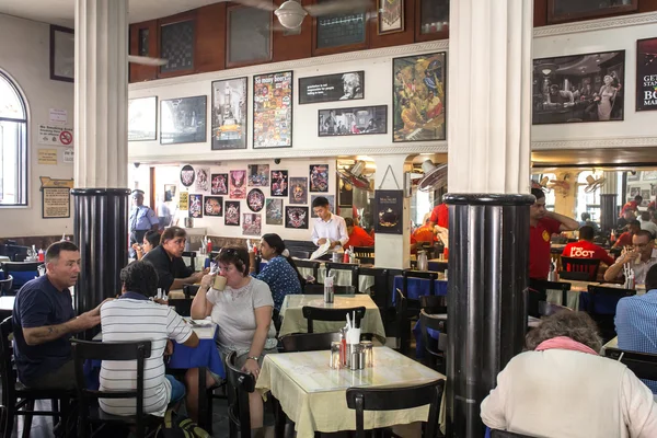 Intérieur du célèbre café Léopold — Photo