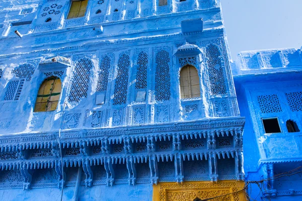 Janelas e paredes azuis tradicionais — Fotografia de Stock