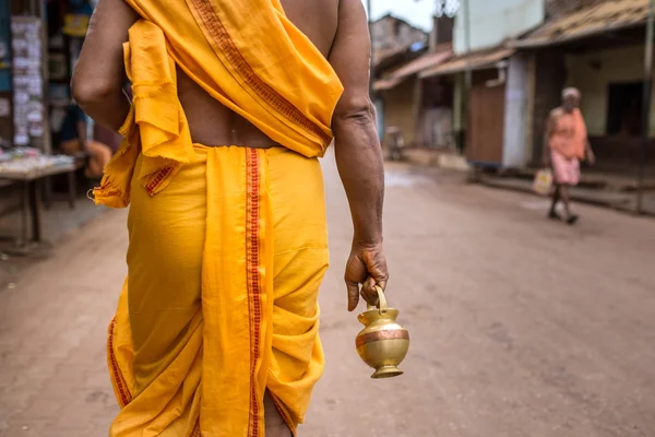 Tempel Brahmaan lopen op straat — Stockfoto