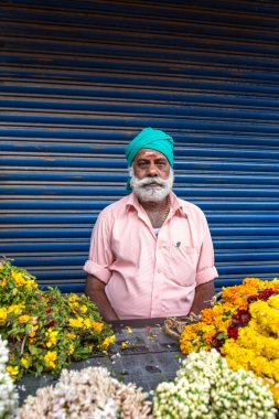 adam satmak çiçek Caddesi üzerinde