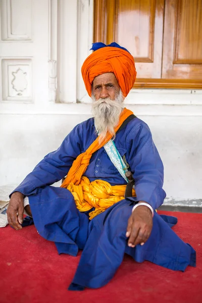 Hombre indio sij en turbante con barba tupida — Stockfoto