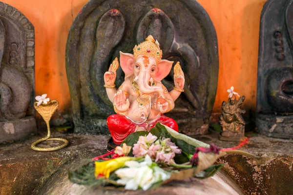Golden Ganesha with offers — Stock Photo, Image