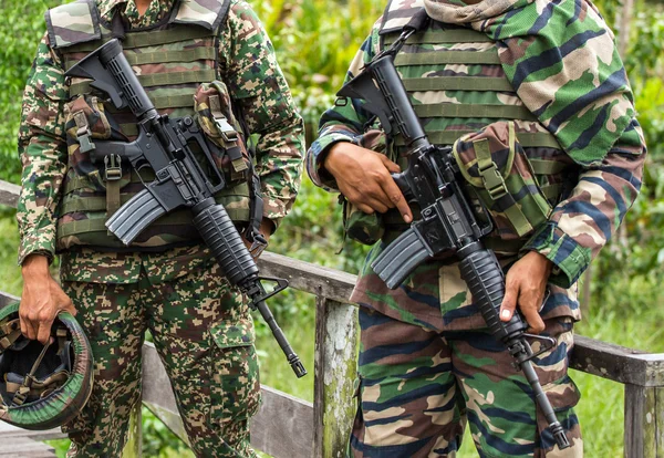 Soldados sosteniendo sus rifles de asalto — Foto de Stock