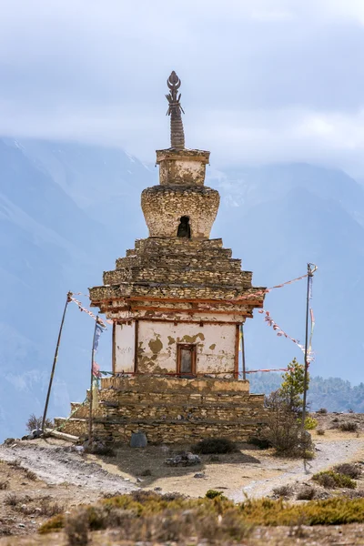 산에 불교 stupa — 스톡 사진