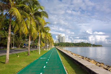 Kota Kinabalu'kıyısında bisiklet yolu