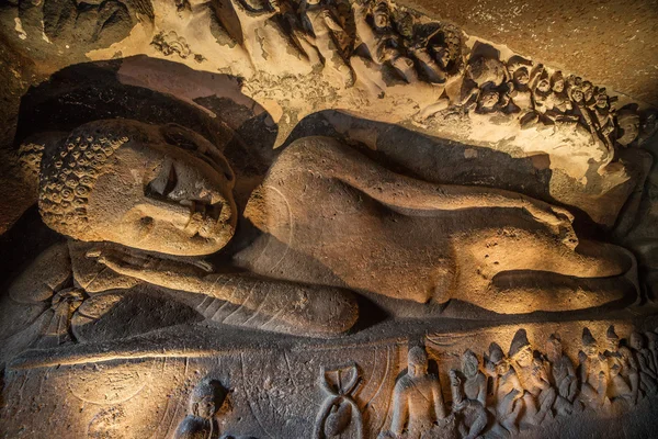 Buda reclinado en la sala de oración en Cueva —  Fotos de Stock