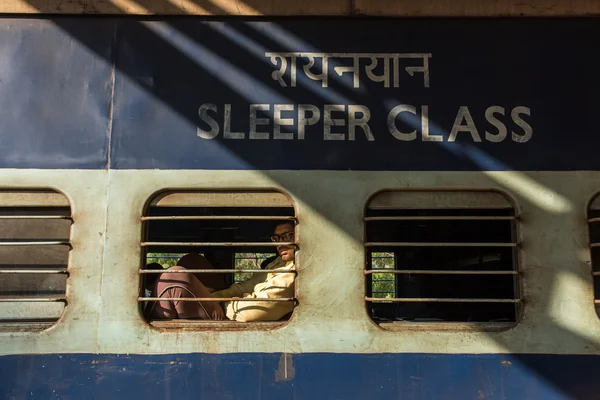 Passageiro da Indian Railway olhando na janela — Fotografia de Stock