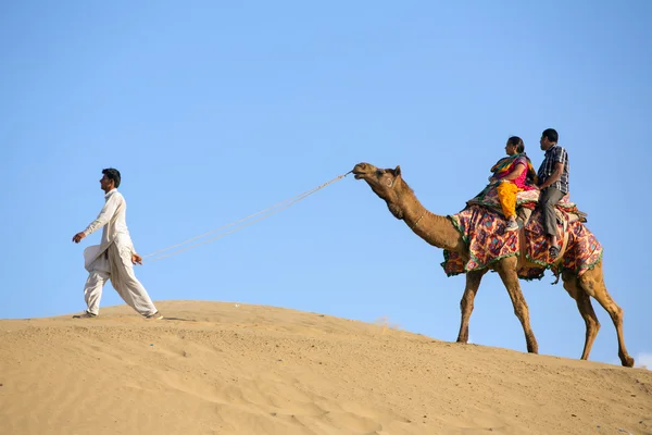 Indische Touristen auf Kamelen in der Wüste — Stockfoto