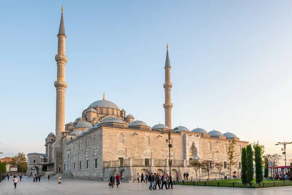 土耳其伊斯坦布尔黄昏时的苏丹穆罕默德二世清真寺 — 图库照片