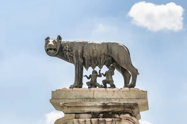 Die Bronzestatue des Kapitolinischen Wolfs, der Romulus und Remus vor blauem Himmel in Rom füttert — Stockfoto