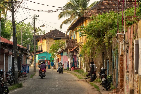 A vista de rua em Fort Kochi com casas coloniais portuguesas ao ar livre — Fotografia de Stock