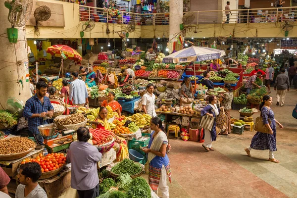 Farbenfroher indischer Lebensmittelmarkt mit Obst und Gemüse in Panaji, Indien — Stockfoto