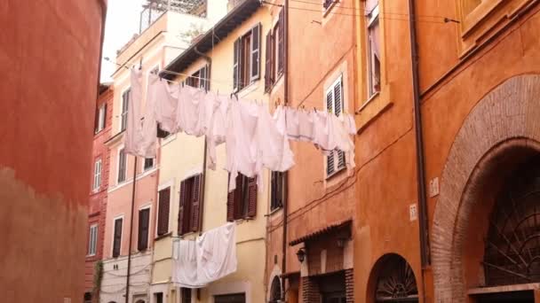Acogedora calle estrecha con secado de lavandería en el distrito de Trastevere de Roma, Italia — Vídeos de Stock