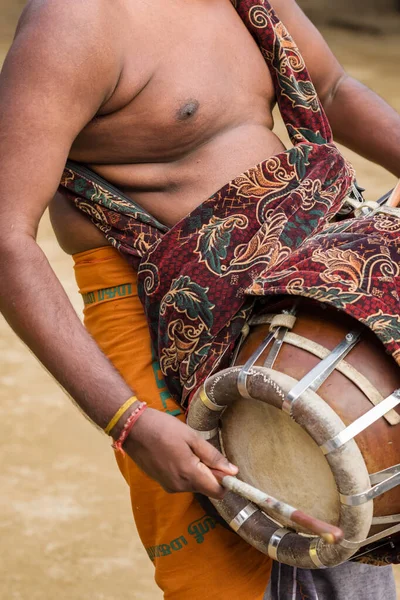 Indický muž hraje na buben během chrámového festivalu v Kerala — Stock fotografie