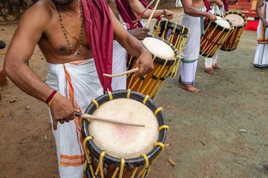 Hintli erkekler Kerala, Hindistan 'da geleneksel davul çalarlar.