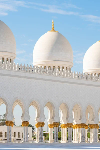 Grande Mesquita em Abu Dhabi, Emirados Árabes Unidos — Fotografia de Stock