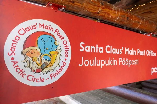 Santa Claus Κύρια Ταχυδρομείο υπογράψει στο Santa Village κοντά Rovaniemi, Φινλανδία. — Φωτογραφία Αρχείου