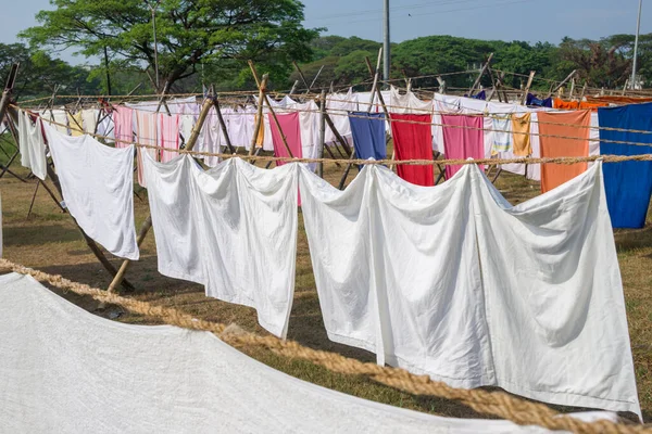 Praní prádla sušení na laně na dvoře ve slunečním světle — Stock fotografie