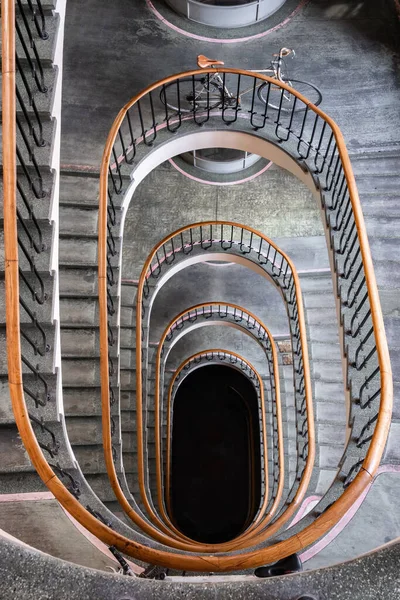 Looking down at the spiral staircase — Stock Photo, Image