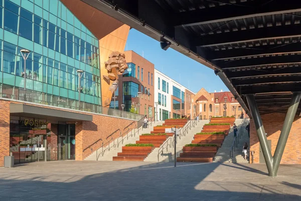 Polonya 'nın Gdansk kentindeki yeni Forum alışveriş merkezinin modern mimarisi. — Stok fotoğraf