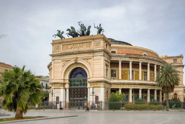 Divadlo Palermo Politeama na Sicílii, Itálie — Stock fotografie