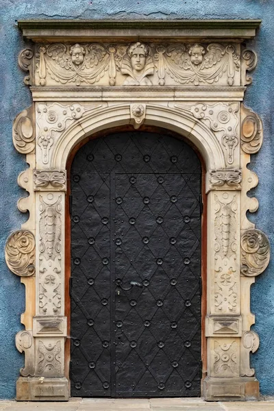 Old iron door entrance to the medieval house in Gdansk old town, Poland. — Stock Photo, Image