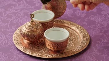 Geleneksel bakır kahve setiyle sade Bosna kahvesi servisi..