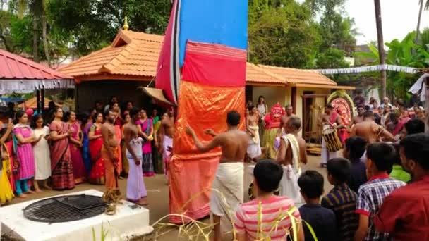 Theyyam εκτελέσει κατά τη διάρκεια φεστιβάλ ναού στο Payyanur, Κεράλα, Ινδία — Αρχείο Βίντεο