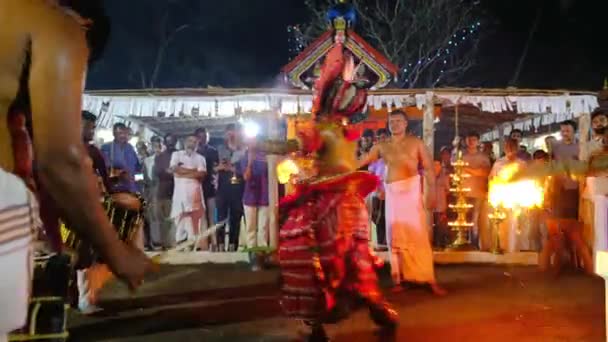 他们在印度喀拉拉拉邦佩亚努尔的庙会期间表演 — 图库视频影像