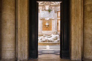 İtalya, Roma 'daki Capitoline Müzesi' ndeki Marforio heykelinin görüntüsü