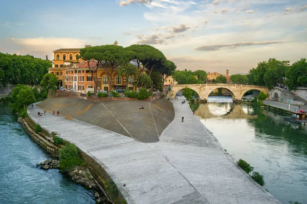 Ostrov Tiberina na řece Tiber v Římě, Itálie. — Stock fotografie