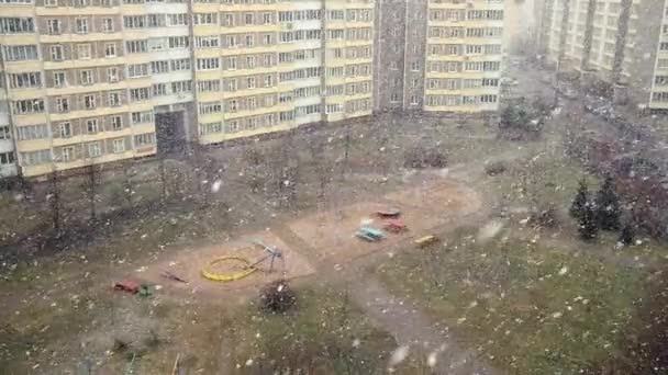 Salju jatuh dalam gerakan lambat. Musim dingin di kota Minsk, Belarus — Stok Video