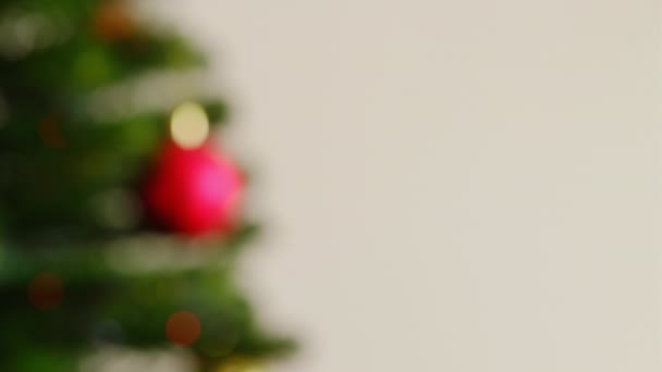Cámara de movimiento Steadicam acercándose a la bola de decoración del árbol de navidad rojo — Vídeos de Stock