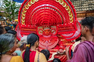 Kannur, Kerala, Hindistan 'daki tapınak festivalinde gösteri yapıyorlar..