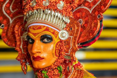 Payyanur, Kerala, Hindistan 'daki tapınak festivalinde gösteri yapıyorlar..