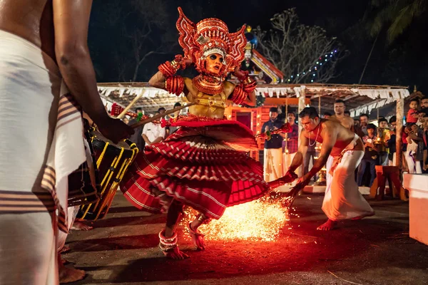 Theyyam spielen mit Feuer während des Tempelfestes in Payyanur, Kerala, Indien. — Stockfoto