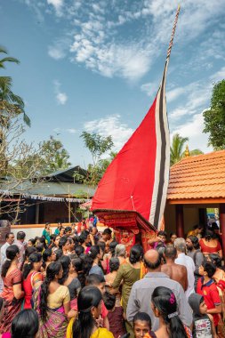Payyanur, Kerala, Hindistan 'daki tapınak festivalinde gösteri yapıyorlar..