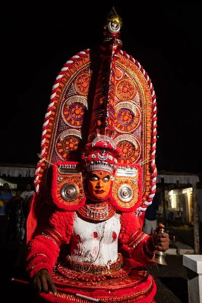 Theyyam-Künstler treten während des Tempelfestivals in Payyanur, Kerala, Indien auf. — Stockfoto