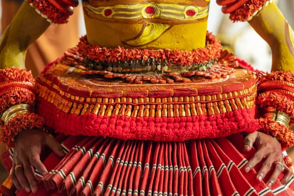 Theyyam kunstenaar optreden tijdens tempel festival in Payyanur, Kerala, India. — Stockfoto